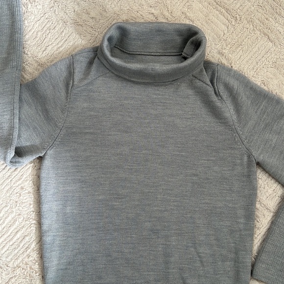 Lululemon City Trek Turtleneck Merino wool in Heathered Silver Drop, Size Small - Picture 9 of 16